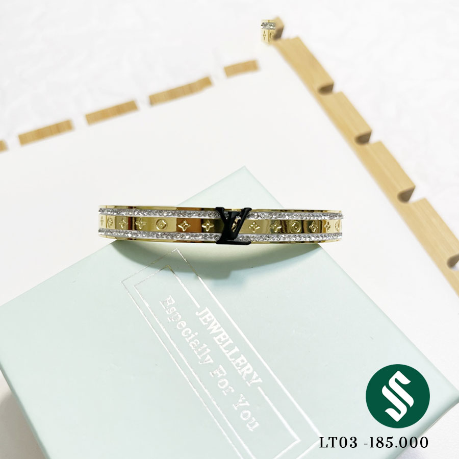 Lắc tay chữ LV, chất liệu titan bền đẹp. không gỉ không hoen màu. Form lắc cứng cáp chất lượng, chữ L.V thiết kế tinh xảo đep rất sang Lt03