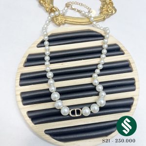 Set CD bao gồm bao món khuyên tai, dây chuyền và lắc tay cực xinh