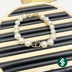 Set CD bao gồm bao món khuyên tai, dây chuyền và lắc tay