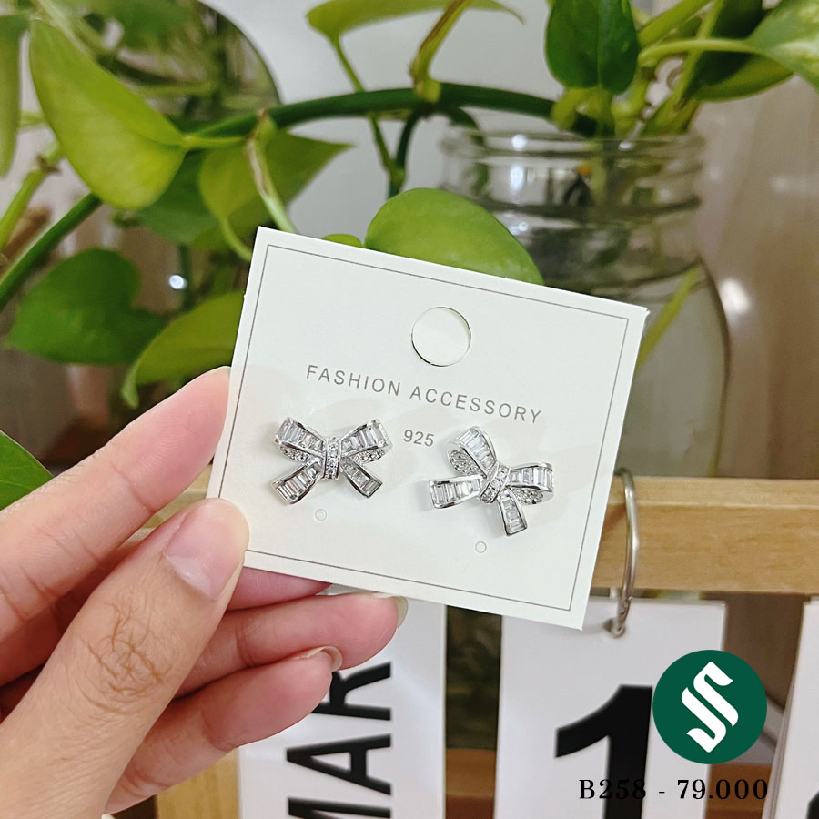 Khuyên chất liệu bạc 925 bền màu, form cứng cáp, dễ làm sáng. Thiết kế nơ rất dễ thương B258