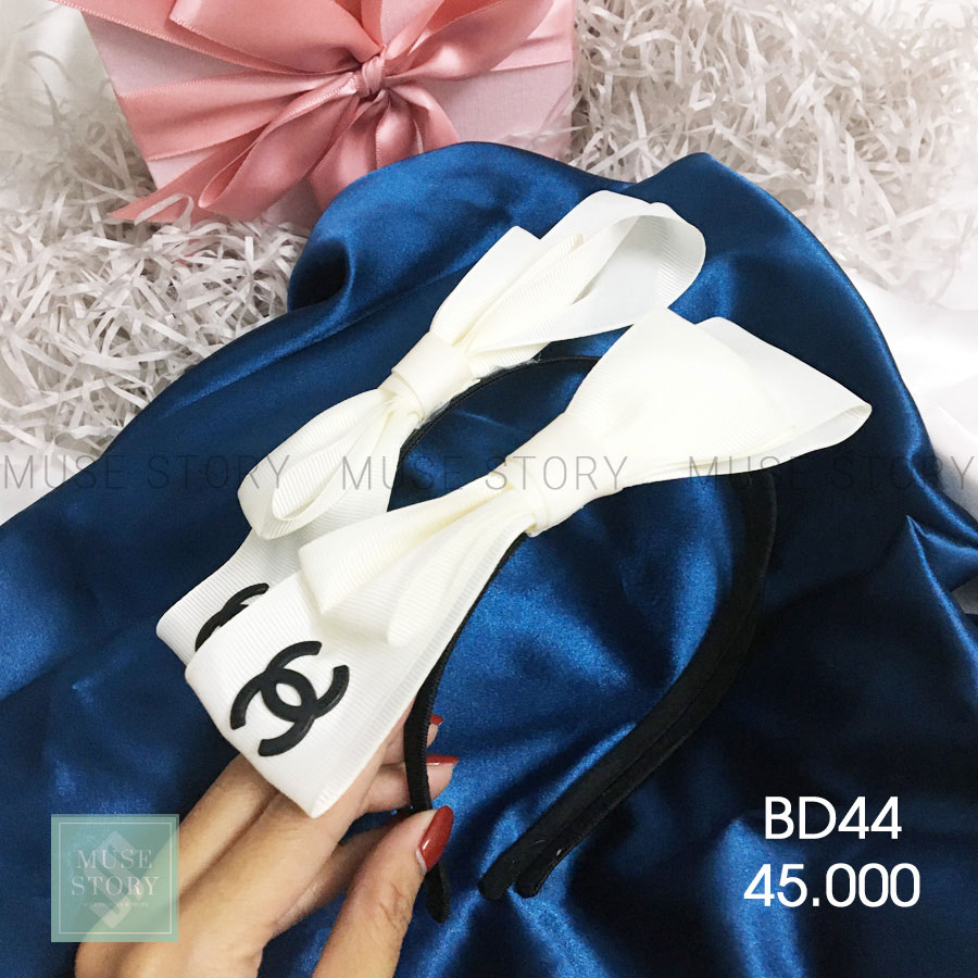 Băng đô vải nơ Chanel to nổi bât, thân bờm làm bằng nhung nhẹ nhàng cho bạn cảm giác rất thoải mái BD44