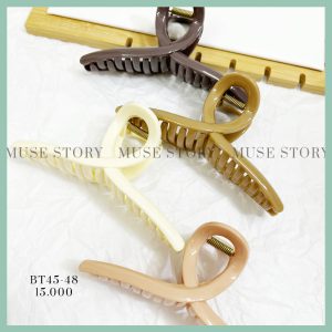 Một chiếc kẹp búi tóc đơn giản chuẩn dáng "kinh điển" chắc chắn là phụ kiện mà cô gái nào cũng cần BT45-48