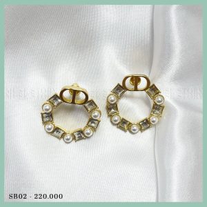 Khuyên tai hợp kim cao cấp chữ CD, dáng tròn to đính đá tạo nên nét sang trọng