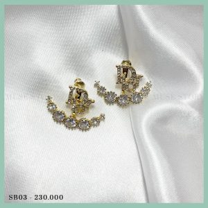 Khuyên tai hợp kim cao cấp chữ Dior, hình vòng cung đính đá sáng vô cùng nổi bật