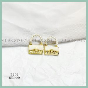 Khuyên tai hình túi xách đính ngọc vô cùng nổi bật, chui xỏ mạ bạc 925 hạn chế dị ứng, màu trắng B202