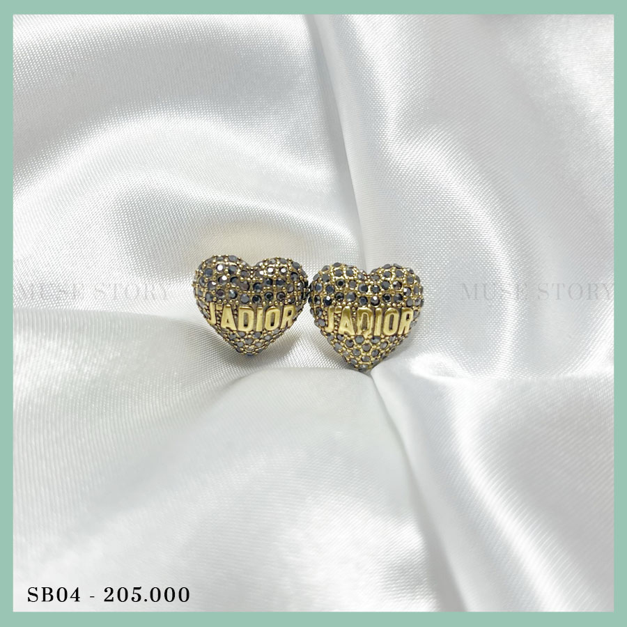 Khuyên tai hợp kim cao cấp hình trái tim khắc chữ Jadior sang trọng. Chất hợp kim nguyên khối cao cấp được thiết kế tỉ mỉ, tinh xả SB04
