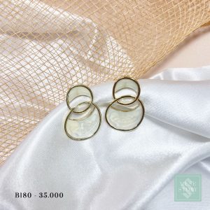 Khuyên tai cách điệu mặt đá trắng nổi bật. Chui xỏ bạc 925 hạn chế dị ứng.