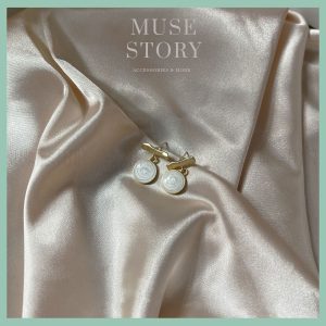 Khuyên tai mặt đá tròn với thanh ánh vàng làm điểm nhấn, nét đặc biệt tinh tế, sang chảnh như môt tiểu thư kiêu kì