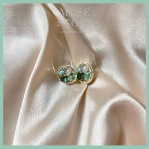 Khuyên tai đá xanh với đường viền ngoài ánh vàng nổi bật, giúp bạn tạo điểm nhấn mỗi khi xuất hiện B218