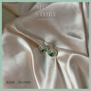 Khuyên tai đá xanh với đường viền ngoài ánh vàng