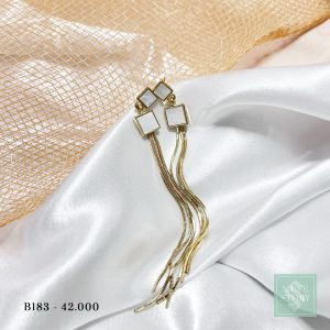 Khuyên tai dáng dài tua rua ánh vàng kết hợp mặt đá trắng thu hút