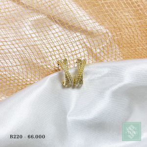 Khuyên tai dáng vòng tròn chéo chữ X làm điểm nhấn