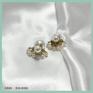 Khuyên tai hợp kim cao cấp vòng cung đính hạt ngọc, chữ Jadior được chế tác tinh xảo, sắc nét.