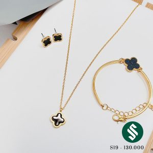 Set bao gồm 3 món: khuyên tai, lắc tay và dây chuyền. Chất liệu titan, mặt cỏ 4 lá đính đá rất dễ thương S19
