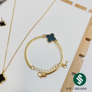 Set bao gồm 3 món: khuyên tai, lắc tay và dây chuyền. Chất liệu titan,