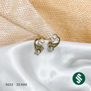 Khuyên tai chui ngọc đính đá sáng. Dáng khuyên ôm sát tai tạo nên nét nhẹ nhàng quý phái B255