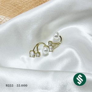 Khuyên tai chui ngọc đính đá sáng. Dáng khuyên ôm sát tai tạo nên nét quý phái.