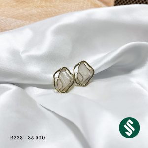Khuyên tai đá trắng khung viền ánh vàng với dáng hình độc đáo cho bạn thêm nổi bật.