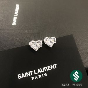 Khuyên tai đá trái tim với viên chủ full đá sáng lấp lánh. Nếu bạn muốn tìm một chiếc khuyên đơn giản nhưng vẫn đủ nổi bật, đây chính là lựa chọn hoàn hảo B263