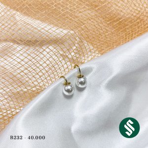 Khuyên tai móc vàng hạt ngọc đơn giản sang trọng, hạt ngọc xỏ chui phía sau tạo thêm một điểm nhấn tinh tế cho đôi khuyên này B232
