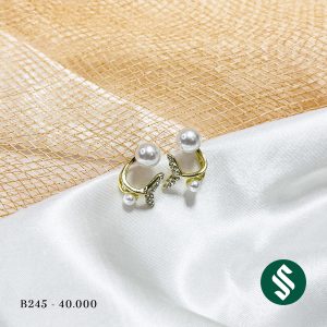 Khuyên tai đính hạt ngọc hình đuôi cá lạ mắt với dáng khuyên ôm sát tai, dễ dàng kết hợp với nhiều trang phục - B245