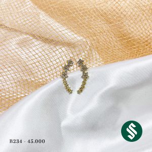 Khuyên tai ngôi sao năm cánh dáng dài ôm sát vành tai, một nét nhẹ nhàng nhưng đầy quyến rũ B234