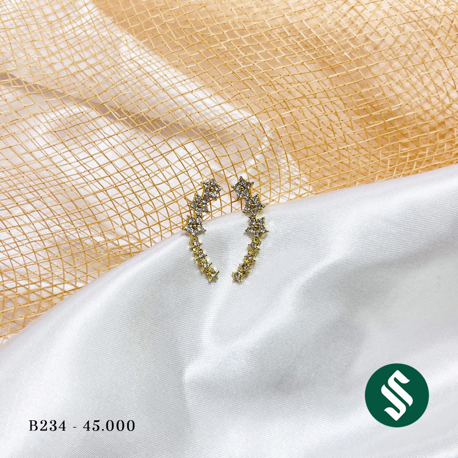 Khuyên tai ngôi sao năm cánh dáng dài ôm sát vành tai, một nét nhẹ nhàng nhưng đầy quyến rũ B234