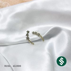 Khuyên tai ngôi sao năm cánh dáng dài ôm sát vành tai, một nét nhẹ nhàng nhưng đầy quyến rũ.