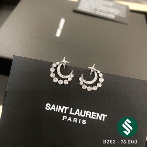 Khuyên tai trăng sao với thiết kế độc đáo, thân khuyên được đính nhiều hạt đá nhỏ sáng thu hút mọi ánh nhìn B262