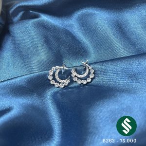 Khuyên tai trăng sao với thiết kế độc đáo, thân khuyên được đính nhiều hạt đá nhỏ sáng thu hút