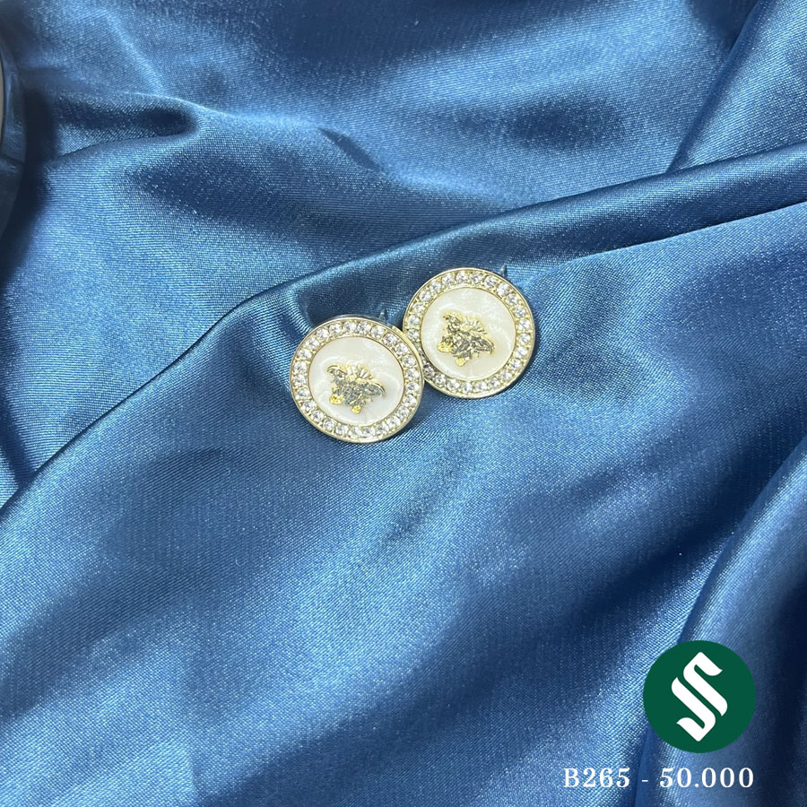 Khuyên tai Versace hot trend màu trắng