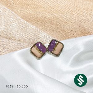Khuyên tai vuông hồng tím bản to, sẽ rất nổi bật khi diện cùng các trang phục màu nhẹ nhàng, đơn sắc B252