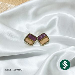 Khuyên tai vuông hồng tím bản to, sẽ rất nổi bật khi diện cùng các trang phục màu đơn sắc