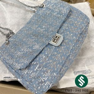 Cận cảnh chiếc túi classic nhũ xanh bling bling