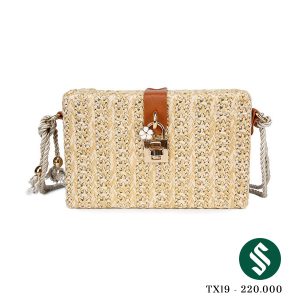 Túi cói hộp mini ổ khoá xinh cục, không chỉ mùa du lịch mà diện mùa nào cũng xinh.