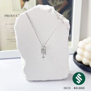 Dây chuyền ổ khóa chất liệu titan bền màu không đen gỉ.