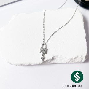 Dây chuyền chất liệu titan bền màu không đen gỉ với mặt ổ khóa nhỏ xinh, đơn giản nhưng lại rất đặc biệt