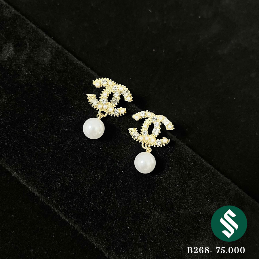 Khuyên tai Chanel đính đá kèm hạt ngọc vô cùng sang trọng, phù hợp dự tiệc.