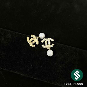 Khuyên tai Chanel đính đá kèm hạt ngọc vô cùng sang trọng, phù hợp dự tiệc khi diện những set quần áo đơn giản, sang trọng và tinh tế.