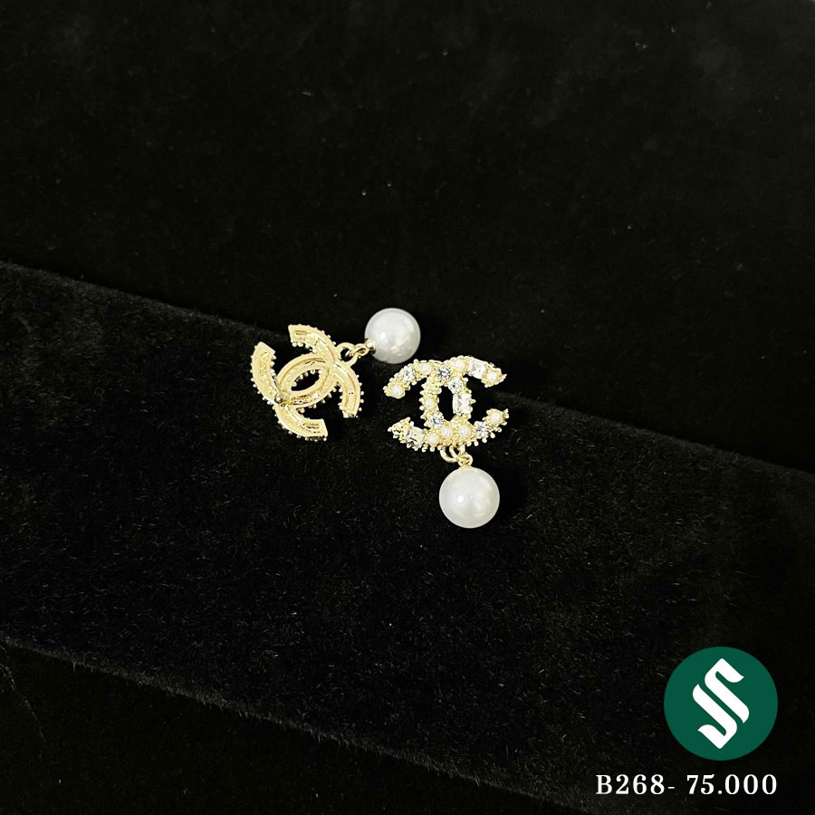 Khuyên tai Chanel đính đá kèm hạt ngọc vô cùng sang trọng, phù hợp dự tiệc khi diện những set quần áo đơn giản, sang trọng và tinh tế.