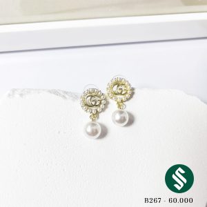 Khuyên tai Chanel giọt ngọc tiểu thư sang trọng. Phong cách nhẹ nhàng, tinh tế nhưng vẫn toát lên khí chất và thu hút ánh nhìn.