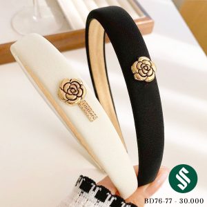 Băng đô hoa trà vải mềm mịn, tag hoa trà làm điểm nhấn nhẹ nhàng trang nhã