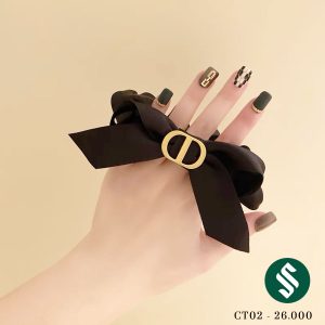 Cột tóc lụa đen tag đồng, chất vải mềm mại sờ vào là thích ngay.