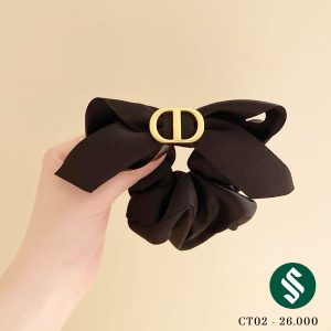 Cột tóc lụa đen tag đồng, chất vải mềm mại sờ vào là thích ngay