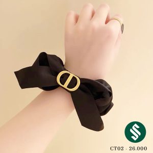 Cột tóc lụa đen tag đồng, chất vải mềm mại, tag sắc nét vô cùng