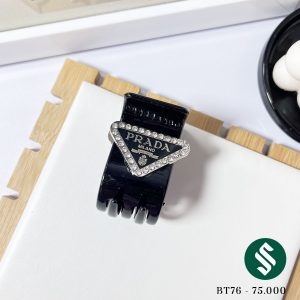 Kẹp càng cua tag Prada