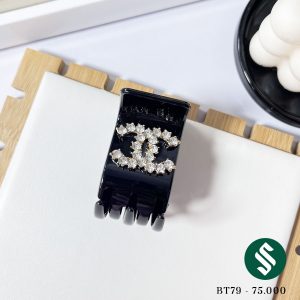 Kẹp càng cua tag Chanel đính đá