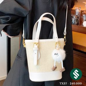 Túi cói đế da  lèm móc treo gấu xinh xắn màu trắng