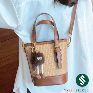 Túi cói đế da  lèm móc treo gấu xinh xắn có dây đeo chéo