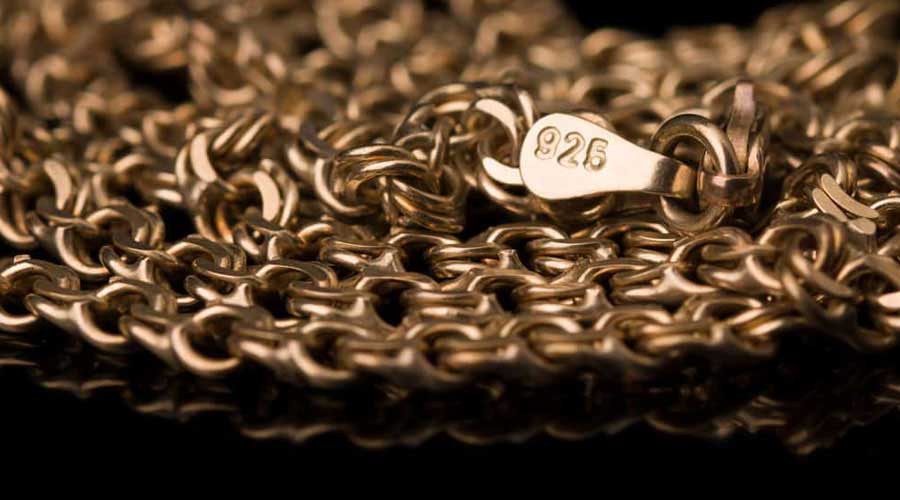 Chất liệu này vẫn có khả năng bị xám đen, tuy nhiên rất dễ bảo quản để sáng bóng trở lại